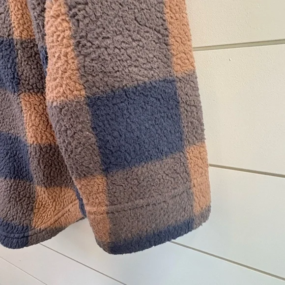 Koolaburra by UGG Checkered Button Down Shacket - Picture 6 of 8